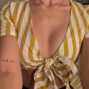 Topp - Gullig sommar topp , knuten i bhn i denna bild men funkar utan. Aldrig använd 