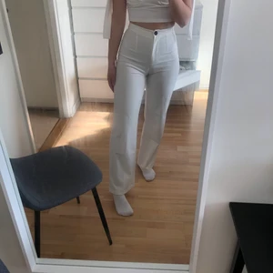 Vita kostymbyxor  - Ett par vita kostymbyxor ifrån berska som aldrig är använda, dem är inte lika genomskinliga i verklighen som de ser ut på bilden💜
