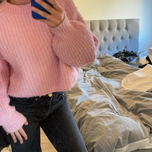 Stickad tröja - Jätte mysig och fin rosa stickad tröja från zara💞 Använd fåtal gånger och prefekt till sommarkvällar💞💞 köparen står för frakten💞