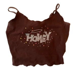 Beadazzled top - Snygg beadazzled croptop, perfekt till sommaren! Aldrig kommit till använding och är därför i nyskick. Fraktas och möts upp! <3 (ps. kan fixa billigare frakt)