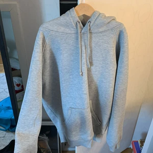 Grå hoodie 🤍 - Grå hoodie, som ny. Från Bik-Bok  