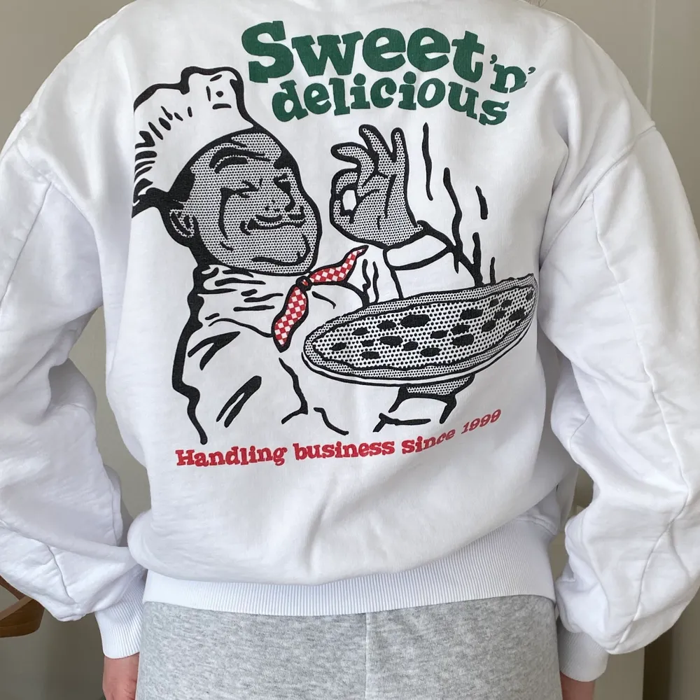 Vit sweatshirt med coolt pizzatryck på ryggen. Framtill är den bara helvit. I bra skick! Strl S men oversized fit. Från märket sweet sktbs via Junkyard. . Tröjor & Koftor.