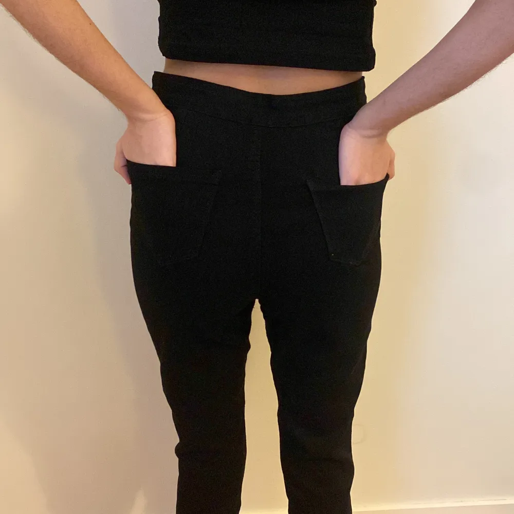 Skinny jeans i s som känns som legins så om du tycker jeans är osköna e dom här perfekta tjejen som har på byxorna har xs så vi ha knutit dom tittare så tro inte de inte kommer passa er . Köpt för 199 kr men har använt 1 gång . Jeans & Byxor.