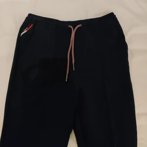 Tommy Hilfiger byxor - Mörkblåa byxor i storlek XS, skulle även passa liten small, från Tommy Hilfiger.