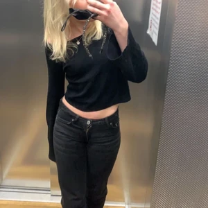 Lågmidjade jeans - Populära och slutsålda arrow low jeans från weekday. Passar bra på mig som brukar ha 32/34/36 och är 167cm lång. 💋💋 Köpta för 500kr och i fint skick. 