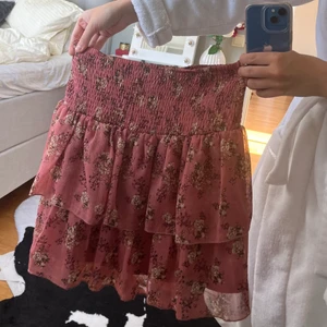 Super söt volangkjol i en fin rosa färg - Volangkjol med gulligt mönster, använd ca 2 gånger. Storlek xl MEN sitter bra på mig som bär S/m. Det går även att vika den i midjan snyggt om man vill ha den mindre.