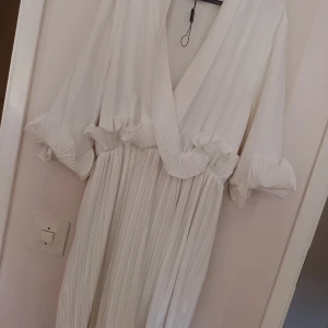 Super söt klänning  - Jätte fin klänning, aldrig använd 