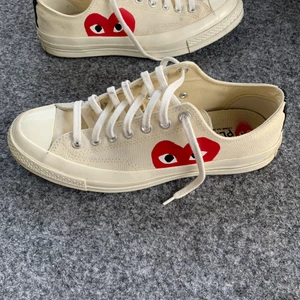 Cdg x converse skor - Cdg skor i storlek 42,5. De är i bra skick förutom att de är lite repade vid tån på högra skon. Nypris 1700
