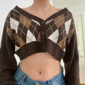 argyle cardigan  - söt cardigan i argyle i väldigt tunn material söm är perfekt till vår. aldrig använd. säljer tyvärr för att den kommer inte till användning. 💓