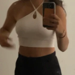 Zara topp - En jättefin topp från Zara, Säljer den Gröna. Den är i väldigt fint skick och bara använd ett fåtal gånger förra sommaren 