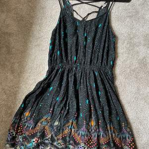 Printad klänning med resår i midjan, går till knäna, från Urban outfitters