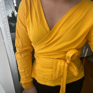 Gul omlottstopp - Gul omlottstopp från NLY trend i strl S. Använd en gång och i toppskick. 