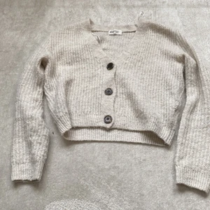 En lurvig tröja - En lurvig tröja från hm är grå aktiv super fin lite kort men inte något märkvärdigt 