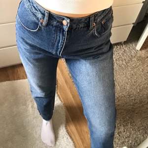 Superfina blåa  Jeans från NA-KD😊 Storlek 38, använd ett fåtal gånger, är som nyskick. Nypris 449kr💗