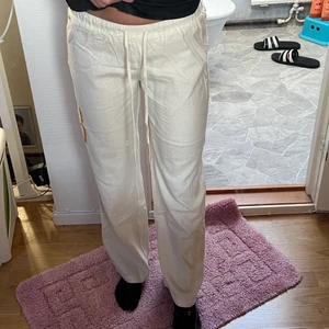 Linnebyxor  - Slutsålda linnebyxor från pull and bear. Helt nya oanvända med lapp kvar dem var lite små och orkar ej returnera i butiken. Köparen står för frakt 