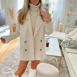 Oversized kavaj  - Oversized kavaj i beige från HM. Kommer ej till användning. Topp-skick. Strl M men passar mig som är Xs/S (se bild)