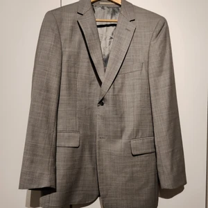 Burberry Kavaj - Herrkavaj från Burberry i storlek 50. Säljes då den dessvärre är för stor för min sambo. Nyskick.