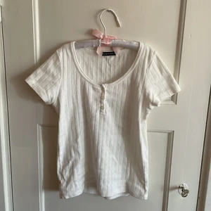 Brandy Melville tröja - Super gullig t-shirt från brandy Melville! Super bra material och jätte fina detaljer! Inga fläckar och ingen har gått sönder!