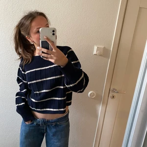 Randig stickadtröja - Superfin stickadtröja från Hoolebrok. Aldrig använd, utan endast testad. Nypris 400kr. Är 172 cm lång och bär oftast strl s. Kan mötas upp i sthlm, annars betalar kunden för frakten💕 200kr vid snabb affär