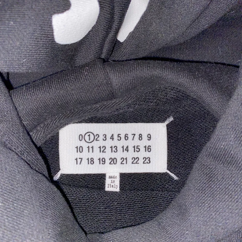 Maison Margiela hoodie köpt på NK för 5000kr. Har använt hoodien en gång. Den är oversized och är str M. . Hoodies.