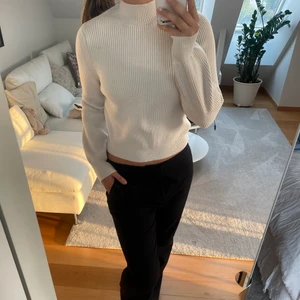Stickad Zara tröja - Superfin vit/ljusbeige stickad tröja från Zara med en lite krage. Jättemysig och skön! Köparen står för frakt💕