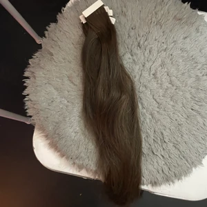 Tejp extansions (aldrig använda) - Det är mörkbruna tejp extansions från Rapunzel Off Sweden i färgen Chocolate brown och slingorna är helt oanvända! Löshåret är 40 cm långt och det är 16 slingor. Håret är deras Quick & Easy och det är äkta hår som går att använda värme på och styla som man vill! Säljer då jag inte är brunett längre och aldrig hann sätta i de! 