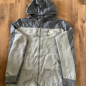 Nike zip up, size Medium  - Only worn a couple of times like new, bought for 800 Kr 