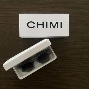 Chimi eyewear 04 Grey - Säljer mina chimis som jag köpte förra sommaren för 1200kr. I superbra skick utan några defekter! Allt som finns med på bilden medföljer! Sjukt snygga och trendiga😼😼Buda gärna! Och vid fler intresserade så startas en budgivning:) finns kvar om inte markerad ”såld”