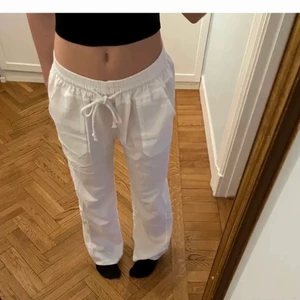 Snygga linnebyxor! - (Lånad bild) Säljer då dom är för små, passar någon lite kortare. Supersnygga och har fickor både fram och bak! Jättefina till sommaren🤩 aldrig använda