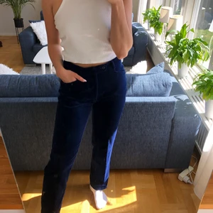 Blåa Kostymbyxor - Säljer dessa superfina kostymbyxor i blå sammet. Köpta på stadsmissionens second hand i Göteborg. Inköpta för 400kr