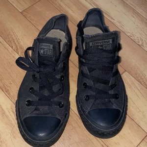 Svarta converse storlek 36,5 i nyskick  - Svarta converse i nyskick, använda endast 1-2 gånger. Är lite dammiga som ni kan se på bilden men är bara att torka av / tvätta. Dm för fler bilder eller frågor ☺️
