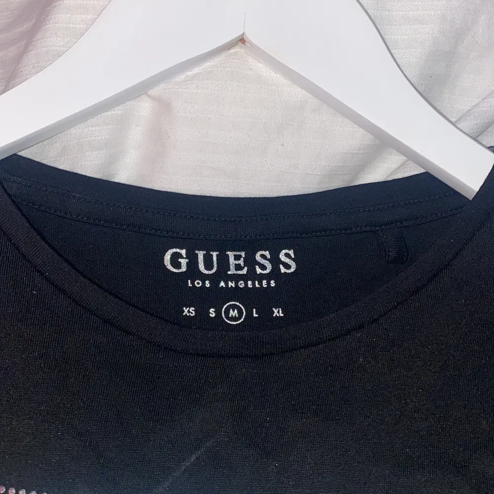En äkta Guess tröja som jag använt 2-3 gånger. Storlek M men jag brukar ha XS/S (den är liten i storleken) köp direkt för 350kr eller buda från 200. T-shirts.