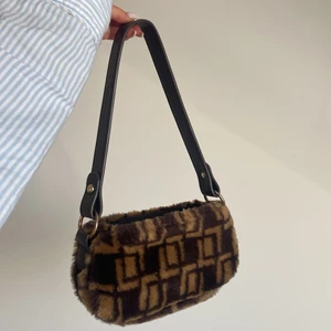 Axelväska  - Så fin väska från asos, lite fluffig! Använd men fint skick, frakt tillkommer 💕