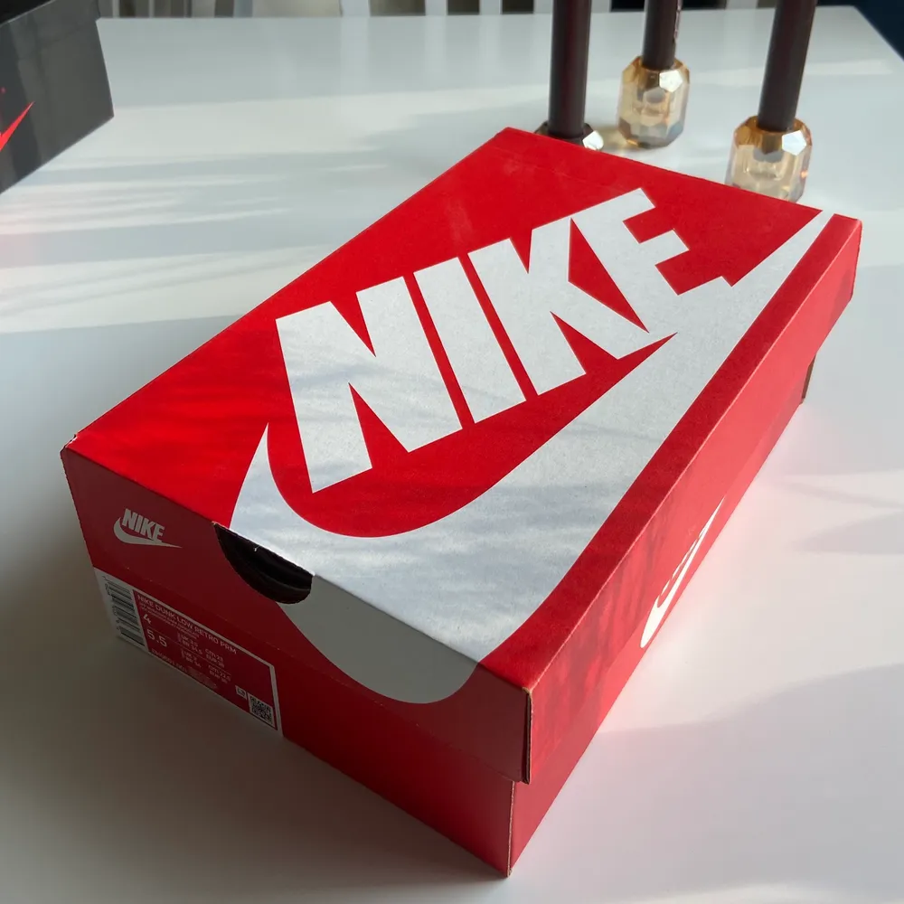 Helt oanvända Nike dunk low, kommer ej till användning så tycker det är en bra idé att sälja vidare dessa till någon som kommer använda dom.☺️. Skor.