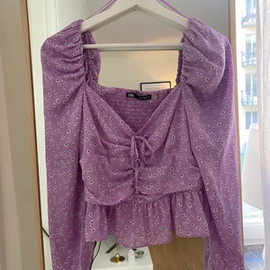 Zara blommig topp/blus - Blommig topp från Zara i stlr S. Säljes för 120 kr 🌸💕