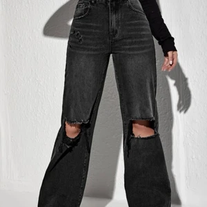 High Waisted Ripped Wide Leg Jeans - De är helt nya har köpt för 259kr säljer för 235kr eller 225kr dem är jätte bra materiel . Dem är jätte men dem passar bra med 168cm lång