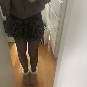 Kjol Zara - Snygg och skön volangkjol från zara. 