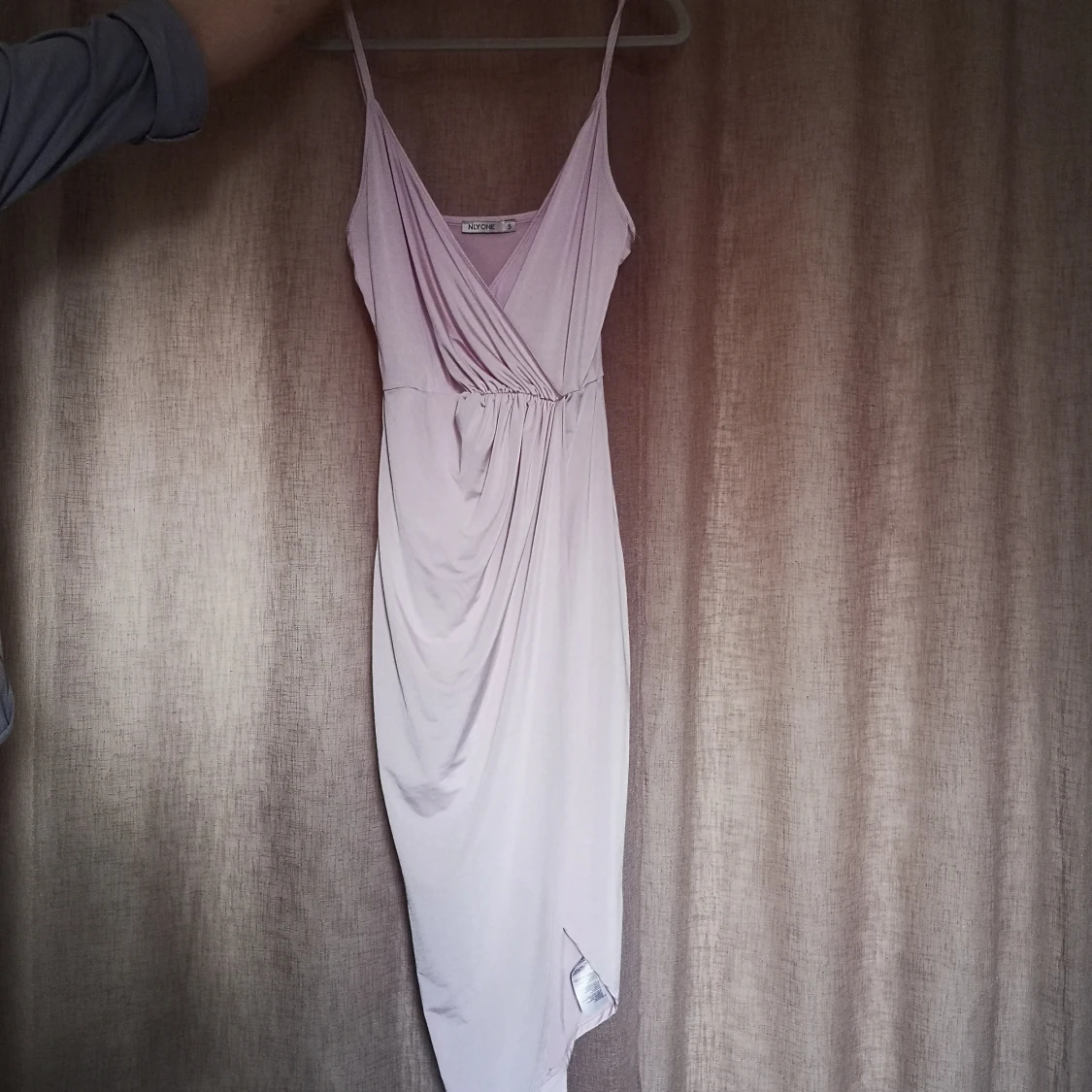 Vacker asymmetrisk klänning - 90