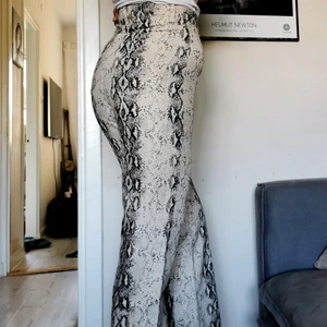 Snake print jeans  - Med sorg säljer jag dessa då de endast fanns kvar i en strl som dessvärre blev för tight på mig. Köpta ifrån Zara och endast testade hemma. Strl 34, bra längd för oss längre! 