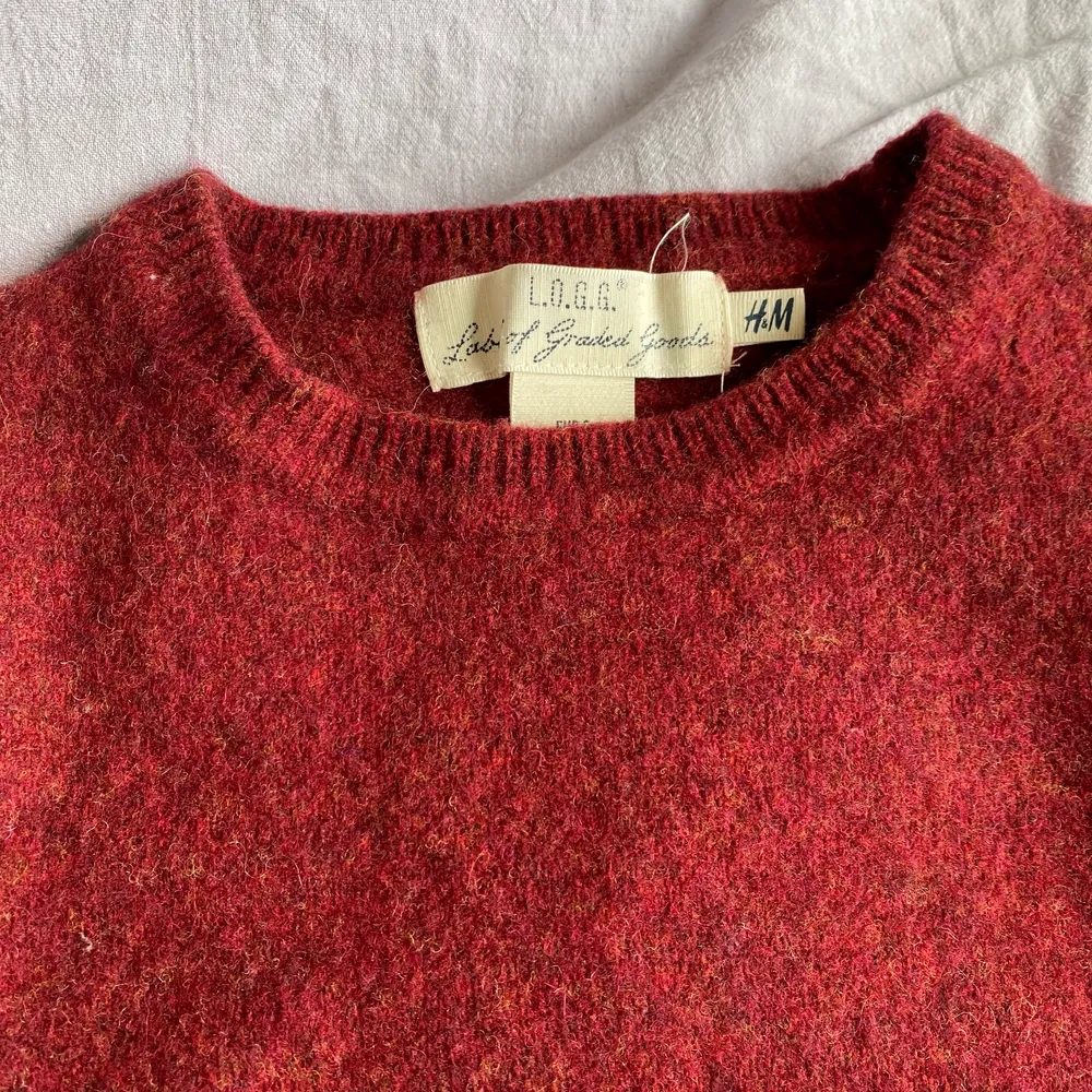 Varm rödvin tröja i 100% ull från H&M. I bra skick!. Tröjor & Koftor.
