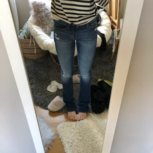 Abercrombie & Fitch jeans med låg midja  - Ett par blå jeans med hål vid knäna. De har en låg midja och raka ben. Köparen står för frakten💕