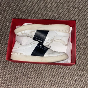 Valentino skor - Köpte dom här på plick och säljer nu då jag inte visste att det var så dåligt skick. De är i stl 39. Kom priv för fler bilder. Kan tänka mig gå ner i pris vid snabb affär