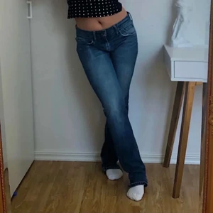 Lågmidjade Levis jeans - Säljer denna fina lågmidjade levis jeans pga att de är tyvärr för små i midjan på mig (lånade bilder av @madelene.hulphers) Är köpta här på Plick och är i jättebra skick. Passar bra i längden för mig som är runt 169 lång. De är insydda i midjan så skulle säga att de passar för 27/28 eller till och med 26💕