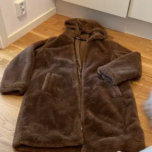 Skicket är som ny! Storlek S, modellen är oversize. Sjukt mysig. I brun färg