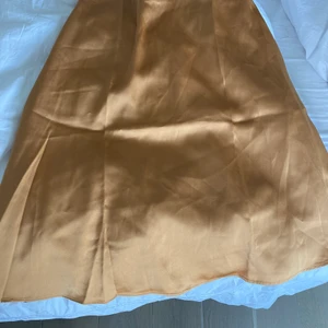 satinkjol - Snygg guldfärgad satinkjol från shein. Strl S men lutar lite mot XS