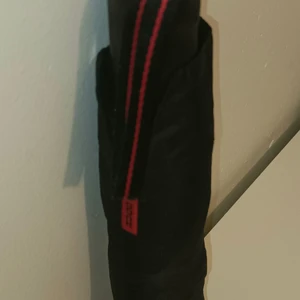 HUGO BOSS FICKPARAPLY - Hugo Boss fickparaply i nyskick [Unisex]  Fick paraply med rutmönster & automatiskt öppning, storlek:100.cm   ligger i en liten väska som ni kan se på bilden.
