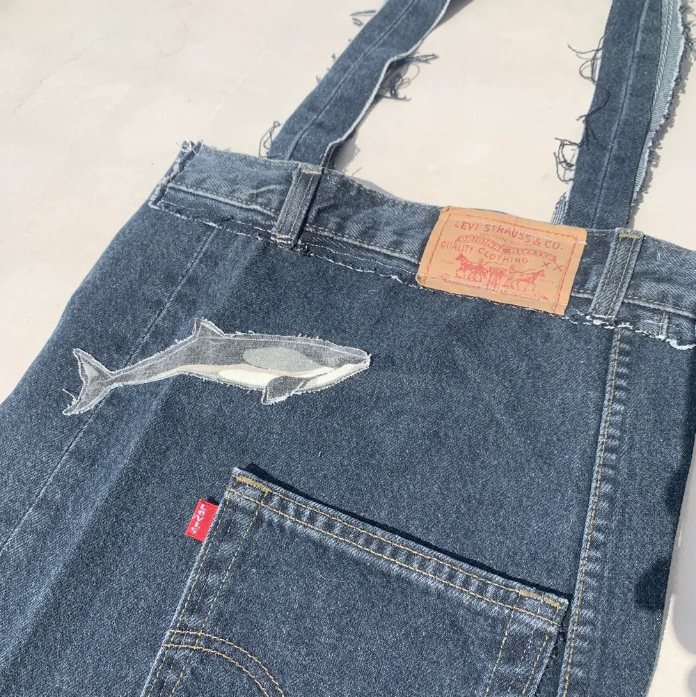 Tygpåse gjord på levi’s jeans . Väskor.