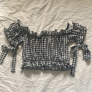 Milkmaid topp  - Söt milkmaid typ av topp. Gammal från prettylittlething. Kommer inte till användning. Stretchig så passar många storlekar.  Köparen står för frakt. ❤️❤️
