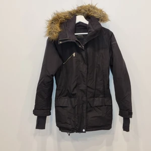 Peak performance jacka strl XS - Vinterjacka från peak performance. fauxfur. Kedjan är lite trasig men går att använda ändå annars kan man fixa hos skräddare. 