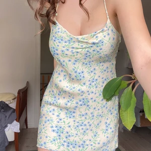 Zara klänning - Säljer min blommiga zara klänning då den blivit lite för liten för mig. Passar perfekt nu inför sommaren till alla studentmottagningar eller midsommar🤩 Använd endast fåtal gånger🥰 *köparen står för frakten*